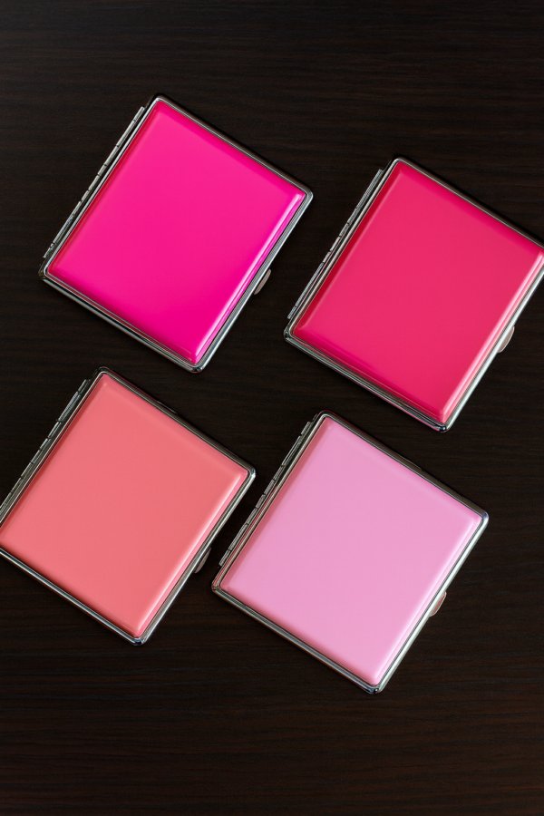 Rozā metāla cigarešu etvija Pink Edition 92x98x15 mm līdz 20 cigaretēm Rozā metāla cigarešu etvija Pink Edition 92x98x15 mm līdz 20 cigaretēm