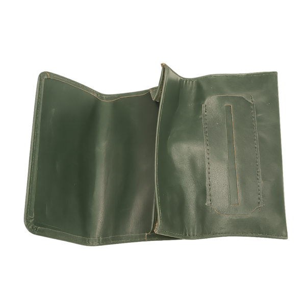 Tabakas maciņš Dark Green Kompakts tabakas maciņš Dark Green tumši zaļā krāsā ar pārlocāmu konstrukciju
