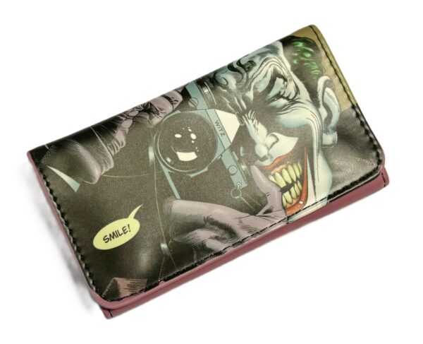 Tabakas maciņš La Siesta – Joker (162 x 80 mm) Tabakas maciņš La Siesta Joker ar specifisku dizainu un pārlocāmu konstrukciju piederumu aizsardzībai