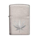 Oriģinālās Zippo Chrome šķiltavas ar Mari Leaf kaņepju lapas dizainu un vēja aizsardzību