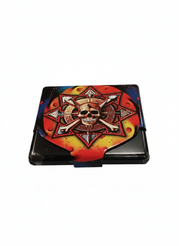 Kvadrātveida metāla cigarešu etvija Haosfēra ar haosa simbola gravējumu 90x90x12 mm Kvadrātveida metāla cigarešu etvija Haosfēra ar haosa simbola gravējumu 90x90x12 mm