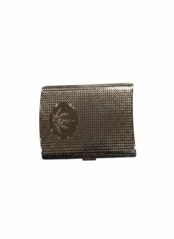 Metāla cigarešu etvija ar fitomorfu augu rakstu 105x85x15 mm Metāla cigarešu etvija ar fitomorfu augu rakstu 105x85x15 mm