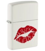 Baltā zippo šķiltava ar sarkanu lūpu nospiedumu