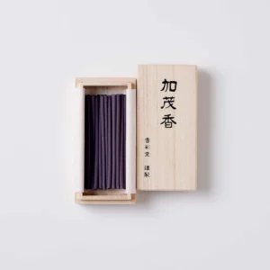 Kousaido Kamo no Seseragi (Murmuring of Kamo) japāņu vīraka nūjiņas atvērtā koka kastītē