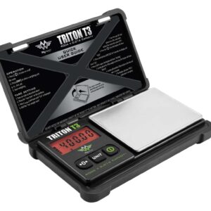 No leņķa fotografēti atvērti My Weigh Triton T3 kabatas svari, kas parāda sarkanu digitālo ekrānu, vadības pogas un metāla svēršanas virsmu.