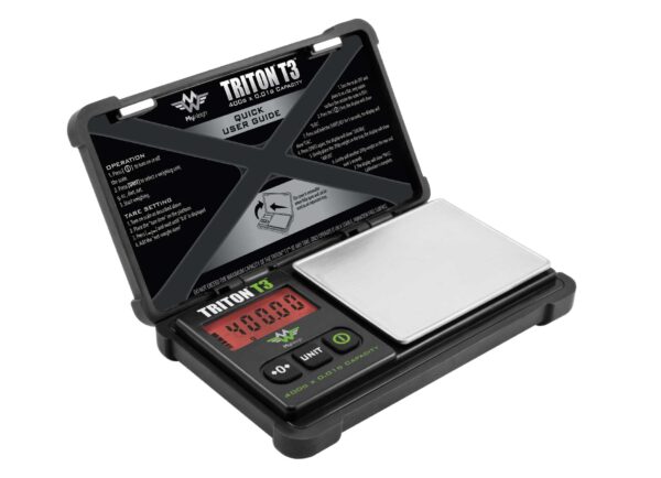Triton T3 kabatas svari No leņķa fotografēti atvērti My Weigh Triton T3 kabatas svari, kas parāda sarkanu digitālo ekrānu, vadības pogas un metāla svēršanas virsmu.