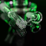 Izņemts stikla adapteris ar difuzoru un bļodiņa no MACH PRO ūdenspīpes komplekta zaļā apgaismojumā