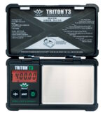 No augšas fotografēti atvērti MyWeigh Triton T3 svari ar spīdošu sarkanu digitālo ekrānu, nerūsējošā tērauda svēršanas platformu un īsu lietošanas instrukciju, kas uzdrukāta vāciņa iekšpusē