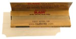 Cigarešu papīrs RAW Classic Single Wide Cut Corners atvērts iepakojums ar ūdenszīmi, бумага для самокруток raw, natural rolling paper