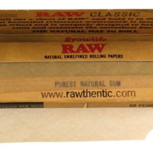 Cigarešu papīrs RAW Classic Single Wide Cut Corners atvērts iepakojums ar ūdenszīmi, бумага для самокруток raw, natural rolling paper