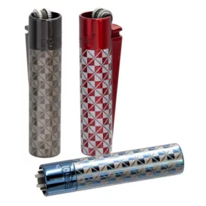 Šķiltavas Clipper Metal British sarkanā, zilā un pelēkā (melnā) krāsā ar ģeometrisku rakstu, clipper metal lighters